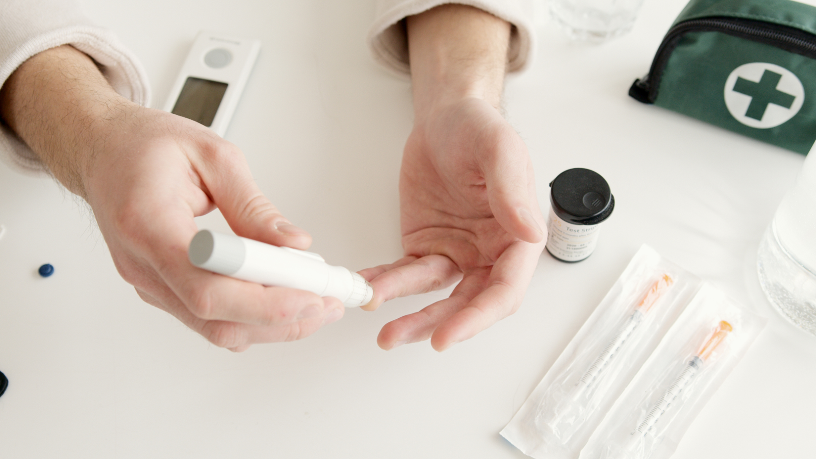 Descubre cómo reducir el dolor al pinchar el dedo con una lanceta para medir la glucosa